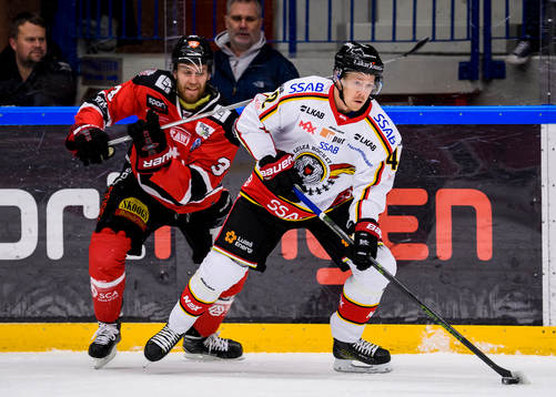 Luleås Joakim Hilding med pucken