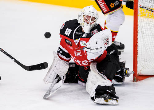 Piteås målvakt Joel Vännström räddar ett skott