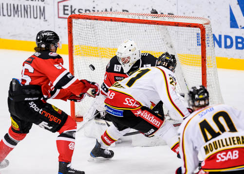 Luleås Bill Sweatt gör 0-2 bakom Piteås målvakt Joel