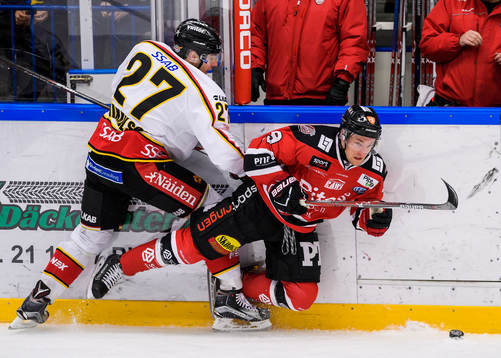 Luleås Brendan Mikkelson tacklar Piteås David Pettersson