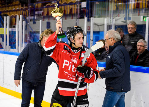 Piteås Magnus Isaksson med segerpokalen