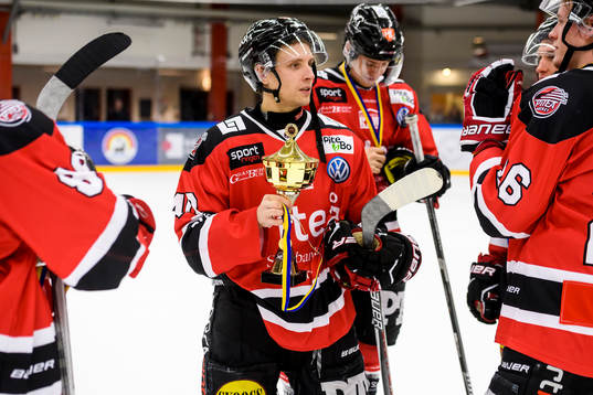 Piteås Magnus Isaksson med segerpokalen