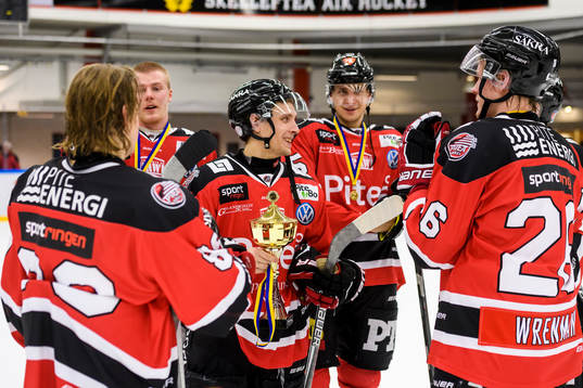 Piteås Magnus Isaksson med segerpokalen