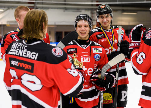 Piteås Magnus Isaksson med segerpokalen
