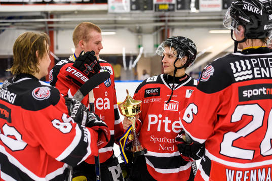 Piteås Magnus Isaksson med segerpokalen