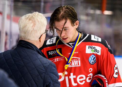 Piteås Erik Wikgren tar i mot sin guldmedalj