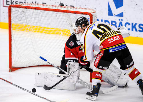 Luleås Kael Mouillierat är framme och hotar framför