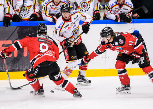 Luleås Johan Forsberg mot två Piteåspelare