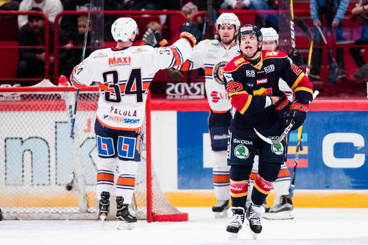 Växjös Olli Palola jublar och Djurgårdens Matt Anderson