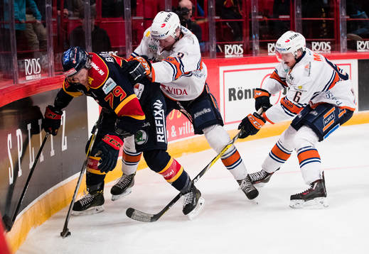 Djurgårdens Patrik Lundh uppvaktas av Växjös Oliver Bohm
