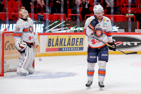 Växjös målvakt Joacim Eriksson och Arvid Lundberg deppar