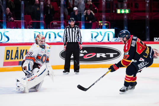 Växjös målvakt Joacim Eriksson räddar en straff från