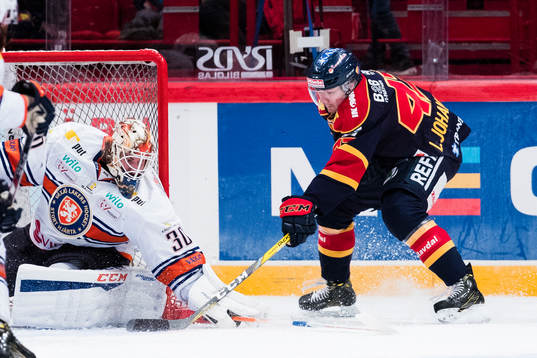 Växjös målvakt Joacim Eriksson utmanas av Djurgårdens