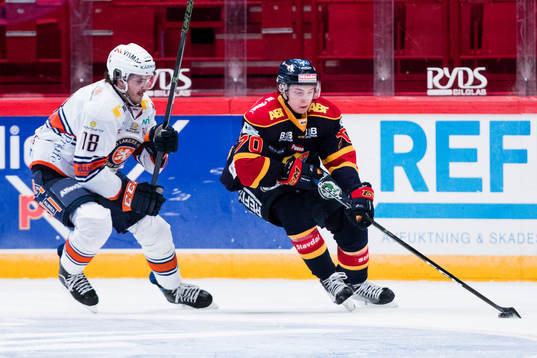 Växjös Dennis Everberg jagar Djurgårdens Marcus Davidsson