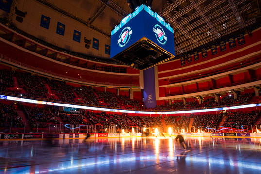 Djurgårdens spelare gör entré i Globen