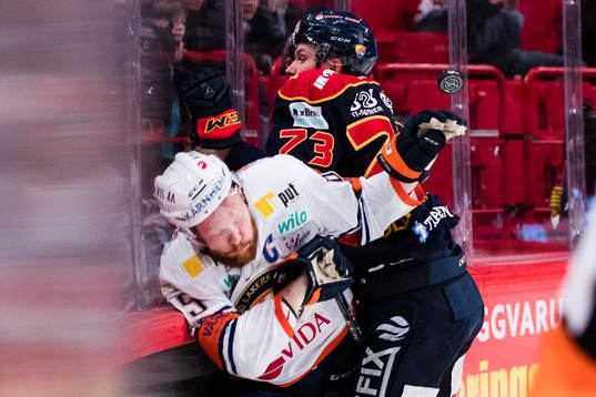 Djurgårdens Adam Ollas Mattsson trycker till Växjös Liam