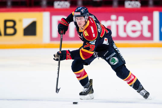 Djurgårdens Patrik Lundh med pucken