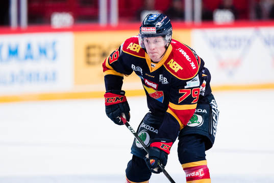 Djurgårdens Patrik Lundh med pucken