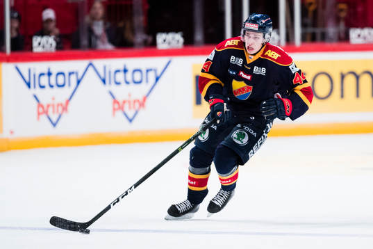 Djurgårdens Lukas Vejdemo med pucken