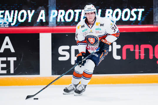 Växjös Olli Palola med pucken