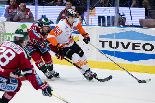 Frölundas Matt Donovan  jagar Karlskronas Daniel Gunnarsson