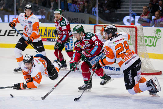 Frölundas Casey Wellman mellan Karlskronas Niklas Arell