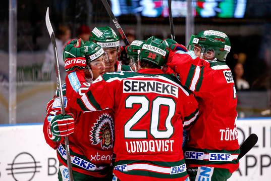 Frölundas Casey Wellman jublar med lagkamrater