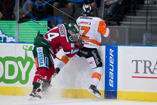 Frölundas Pontus Widerström tacklar Karlskronas Joel