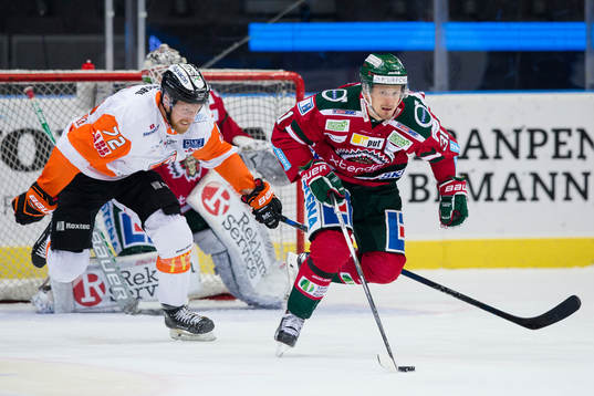 Frölundas Nicklas Lasu före Karlskronas Joachim Rohdin