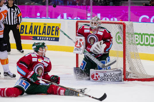 Frölundas målvakt Johan Gustafsson räddar ett skott