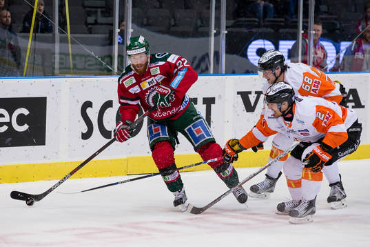 Frölundas Robin Figren mot Karlskronas Daniel Gunnarsson