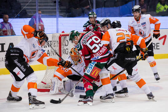 Frölundas Simon Hjalmarsson med en målchans framför