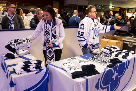 Försäljning av halsdukar innan ishockeymatchen i SHL