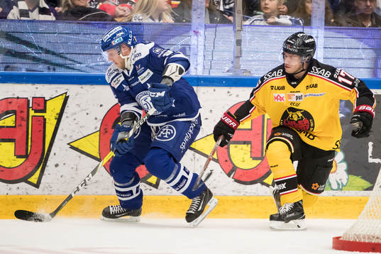 Leksands Ben Youds jagas av Luleås Andreas Falk  i