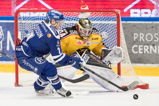 chans för Leksands Johan Olofsson framför Luleås