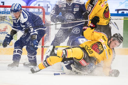 Leksands Ben Youds ochLuleås Bill Sweatt faller framför