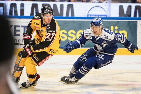 Leksands Sondre Olden jagar Luleås Brendan Mikkelson  i