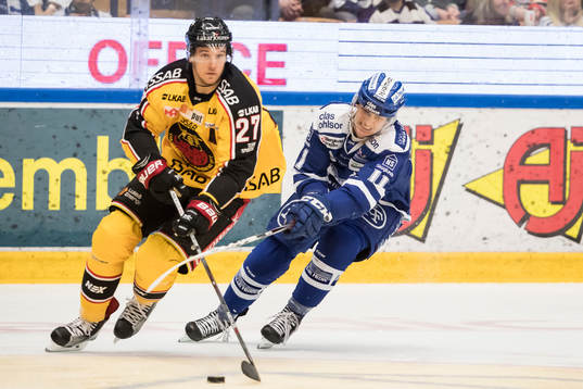 Leksands Martin Karlsson jagar Luleås Brendan Mikkelson  i