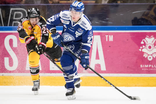 Luleås Anton Hedman jagar Leksands Martin Grönberg  i