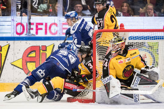 Leksands Tobias Forsberg tacklar Luleås Daine Todd brevis