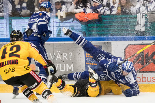 Leksands Markus Lauridsen tacklar Luleås Christian Jaros