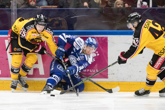 Luleås Anton Hedman och Luleås Joakim Hilding i kamp om