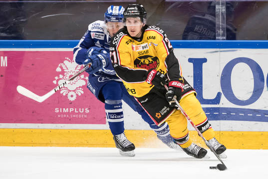 Leksands Patrik Norén jagar Luleås Bill Sweatt  i