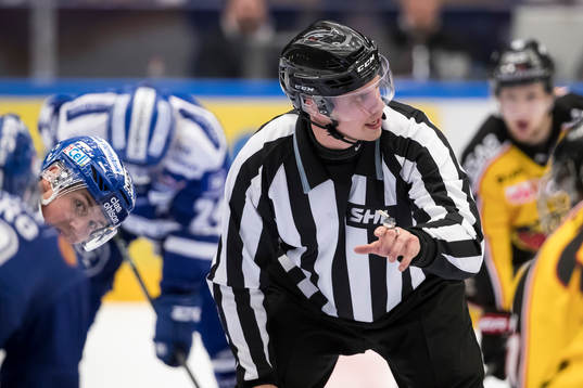 Linjedomare Tobias Nordlander i ishockeymatchen i SHL