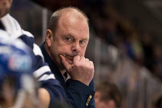 Leksands tränare Per-Erik Johnsson  i ishockeymatchen i