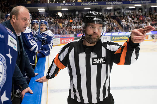 Domare Patrik Sjöberg och Leksands tränare Per-Erik