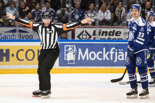 Domare Mikael Sjöqvist i ishockeymatchen i SHL mellan