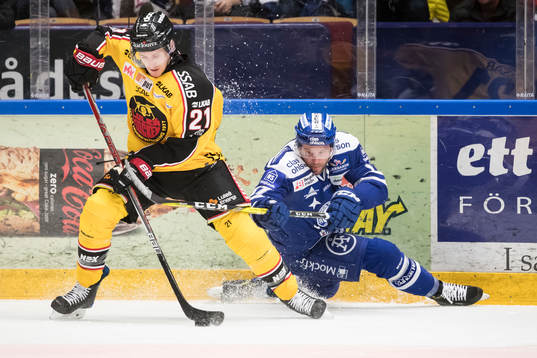 Leksands Jesper Ollas faller bakom Luleås Bill Sweatt  i