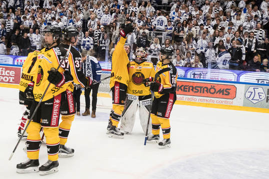 Luleås målvakt Joel Lassinatti jublar
