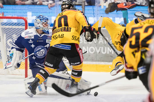 Luleås Kael Mouillierat framför Leksands målvakt Atte